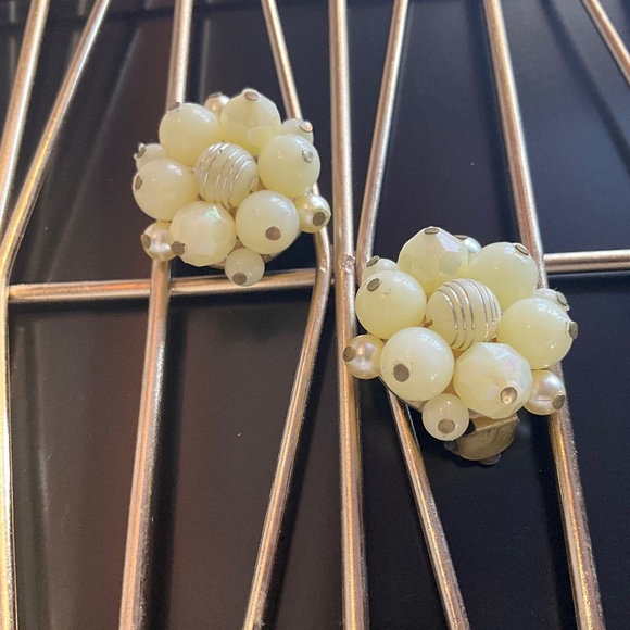 VTG 50s Western Germany Pinup Glam Green Lucite Pearl Cluster Clip Earrings - Picture 2 of 6